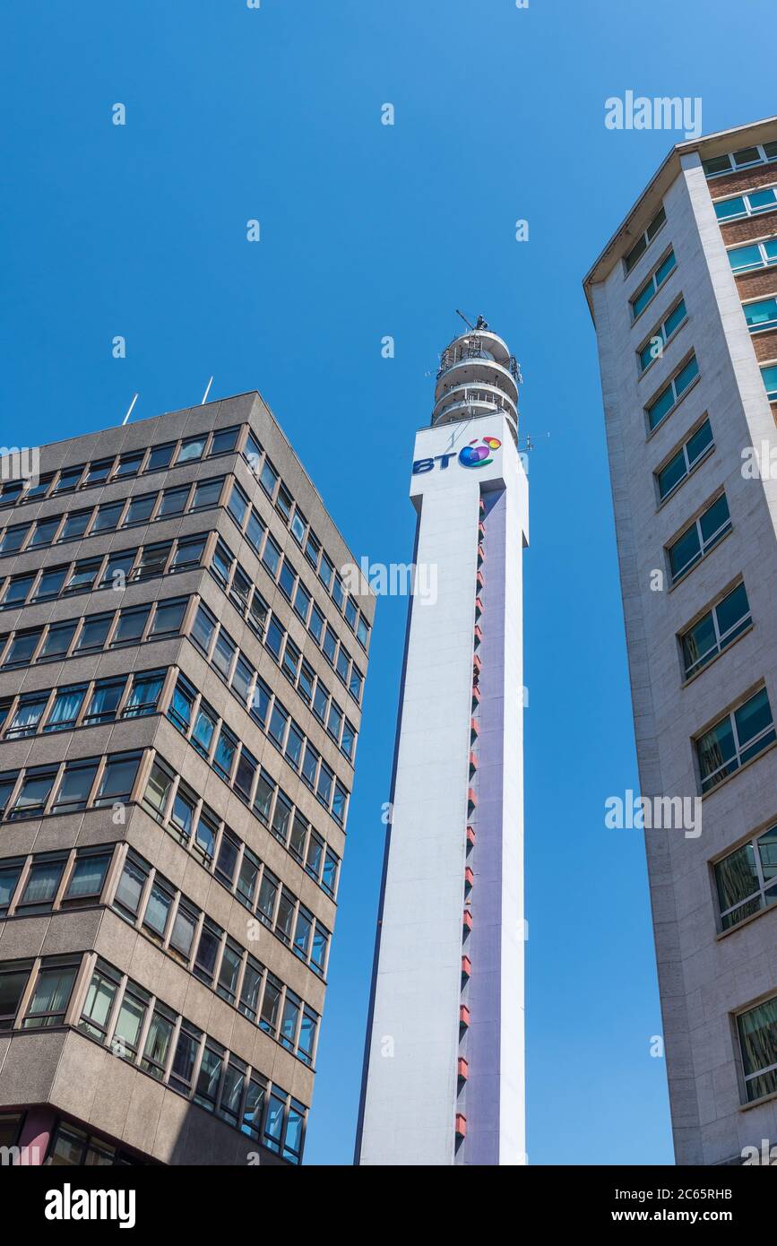 La BT Tower nel centro della città di Birmingham, incastonata tra i due alti blocchi di uffici Foto Stock