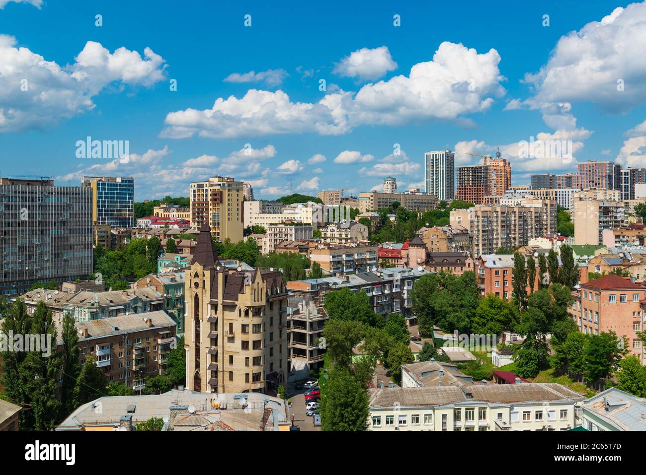 Panorama urbano di Kiev in una calda giornata estiva. Edifici antichi e moderni a Kiev, Ucraina Foto Stock