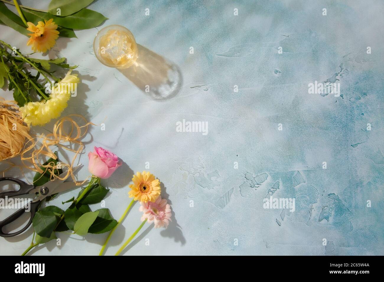 Disposizione dei fiori tagliati con forbici piatte Foto Stock