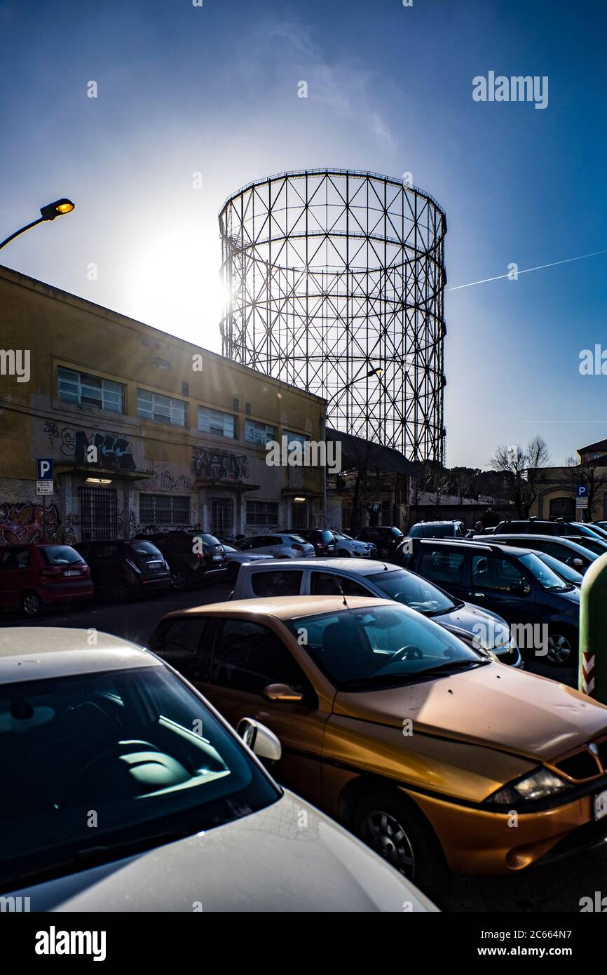 Parcheggio di fronte ad una centrale a gas a Testaccio a Roma Foto Stock