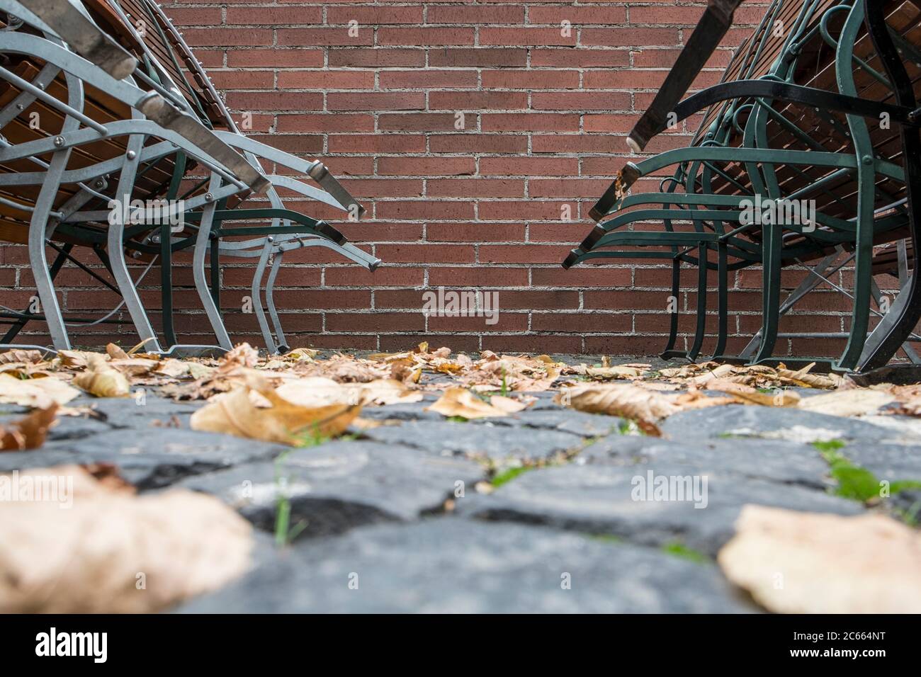 Sedie appoggiate in un giardino di birra Foto Stock