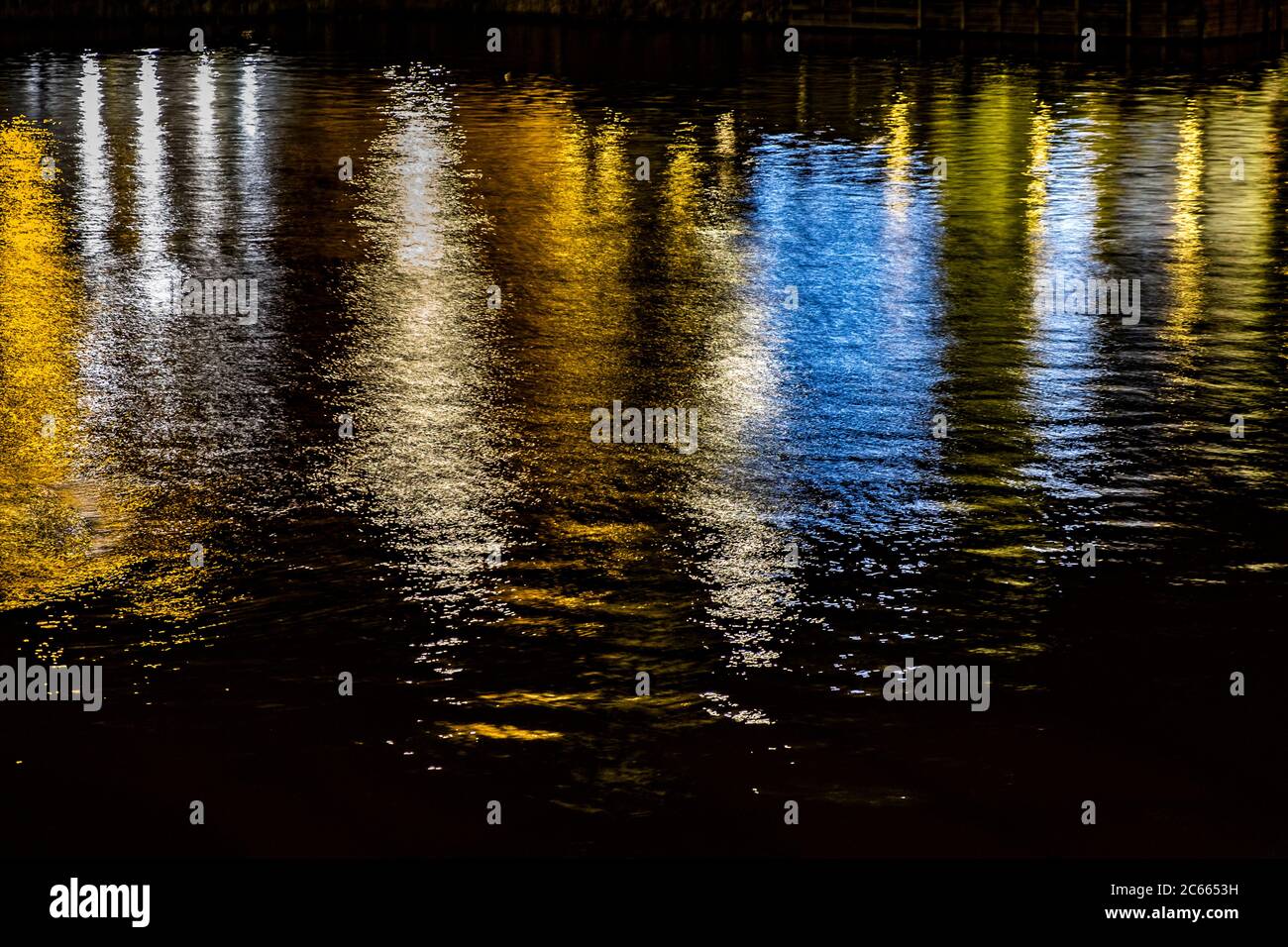 Riflessione di luce nei canali di Amsterdam, Olanda, Olanda Foto Stock