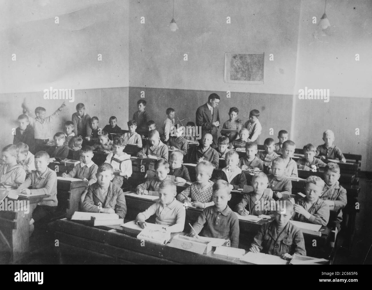 Classe scolastica, Klassanzimmer in una scuola elementare nel 1920, Germania / Schulklasse, Klassanzimmer in einer Grundschule um 1920, Deutschland, Historisch, storico, digitale riproduzione migliorata di un originale del 19 ° secolo / digitale Reproduktion einer Originalvollage aus dem 19. Jahrhundert Foto Stock