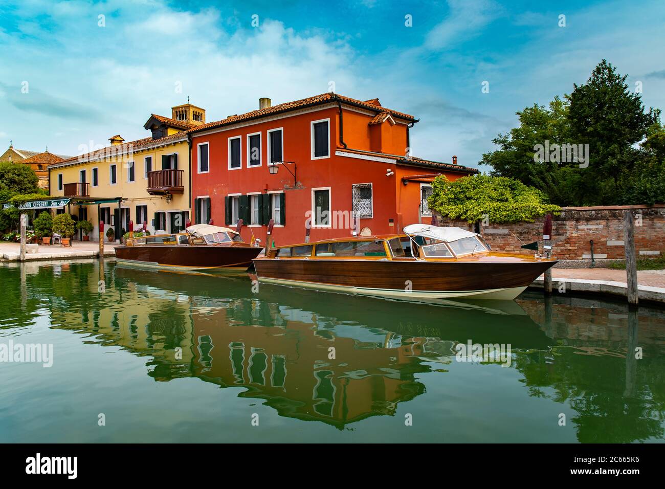 Motoscafi sui canali d'acqua di Torcello Italia , Venezia Foto Stock