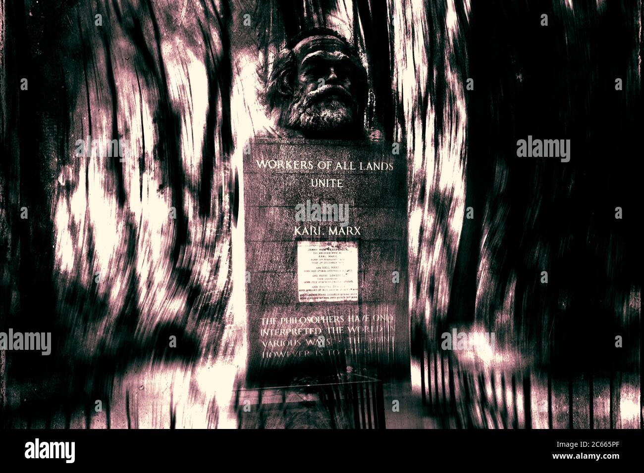 Lapide di Karl Marx in un cimitero di Londra, Inghilterra, Gran Bretagna Foto Stock