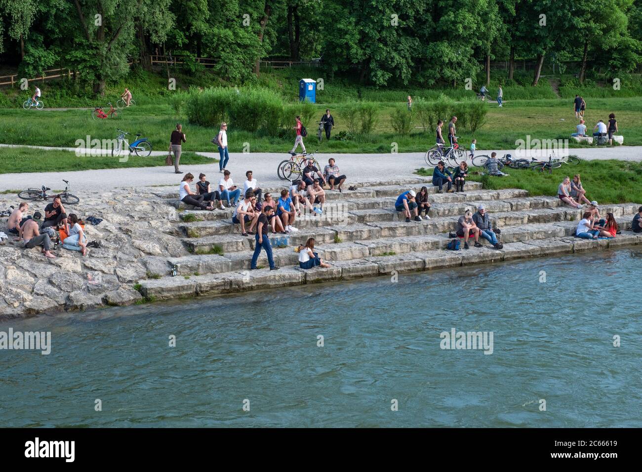 Persone sulle rive dell'Isar con scale per il fiume, Monaco, Baviera, Germania Foto Stock