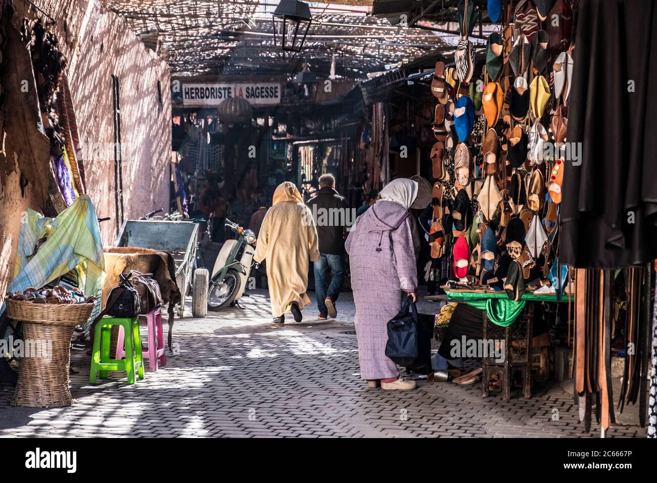 Vicolo stretto con negozi a Souk a Marrakech, Marocco Foto Stock