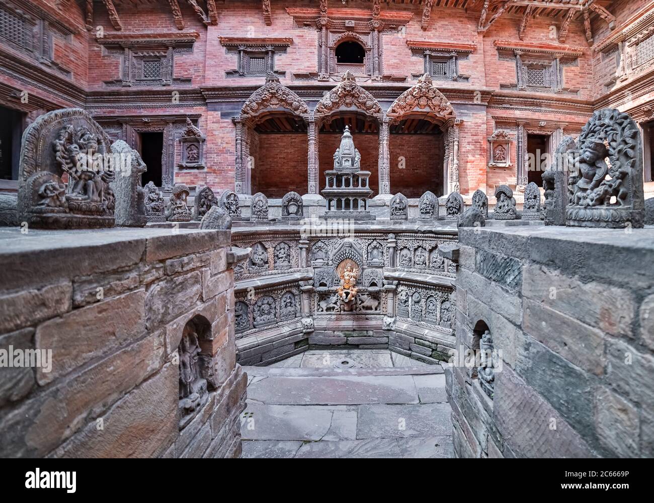 Antico Tap decorato con sculture di dèi indù e Dea in Piazza Patan Durbar. Foto Stock Antico Tap decorato con sculture di dèi indù e Dea in Piazza Patan Durbar. Foto Stock