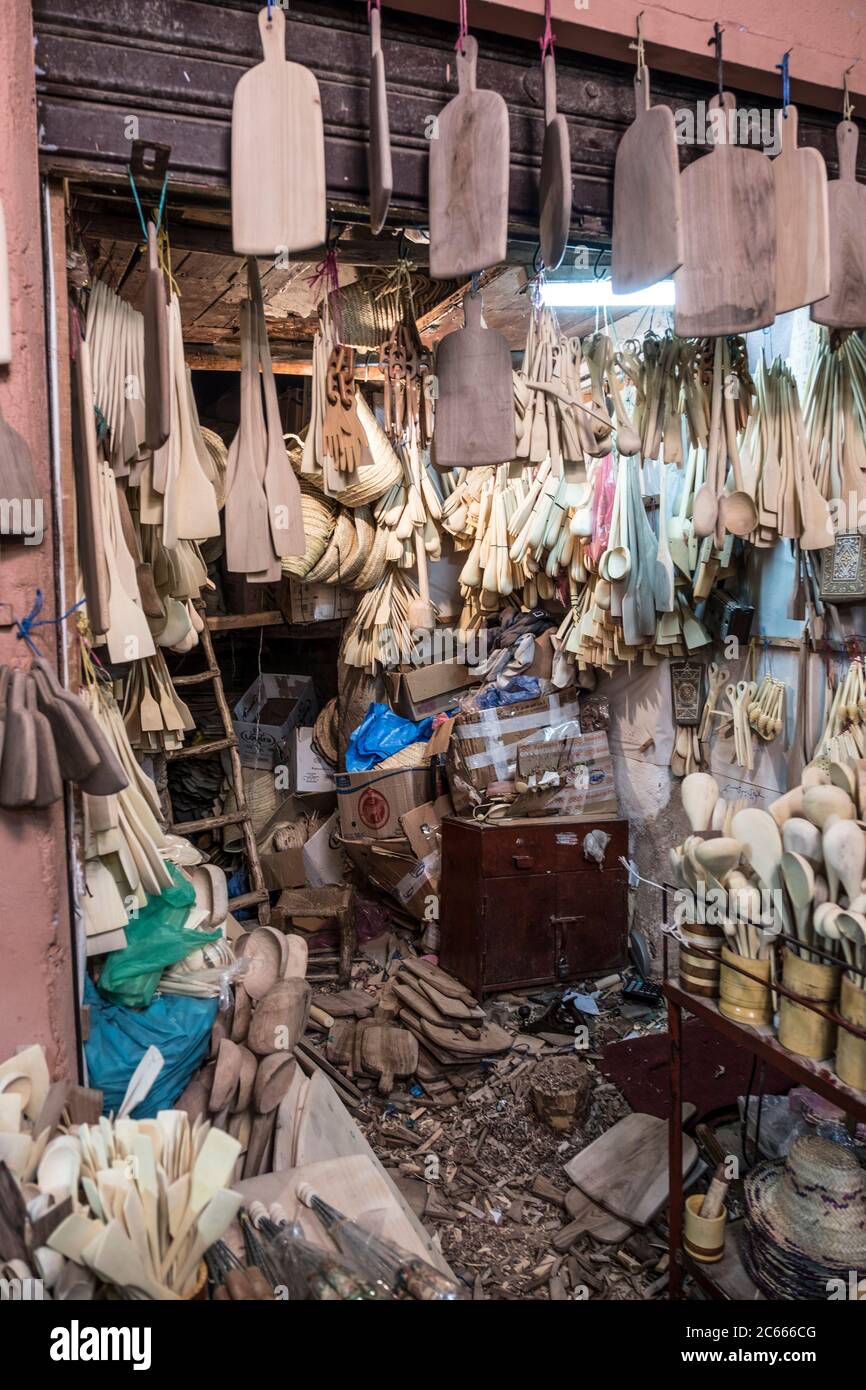 Negozio di accessori per la cucina in legno a Marrakech in Marocco Foto Stock