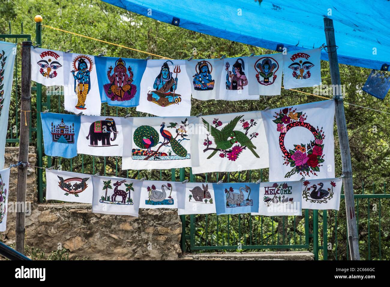 Immagini di divinità e di credi santi sulle bandiere di tessuto a Swayambhunath vicino a Kathmandu in Nepal Foto Stock