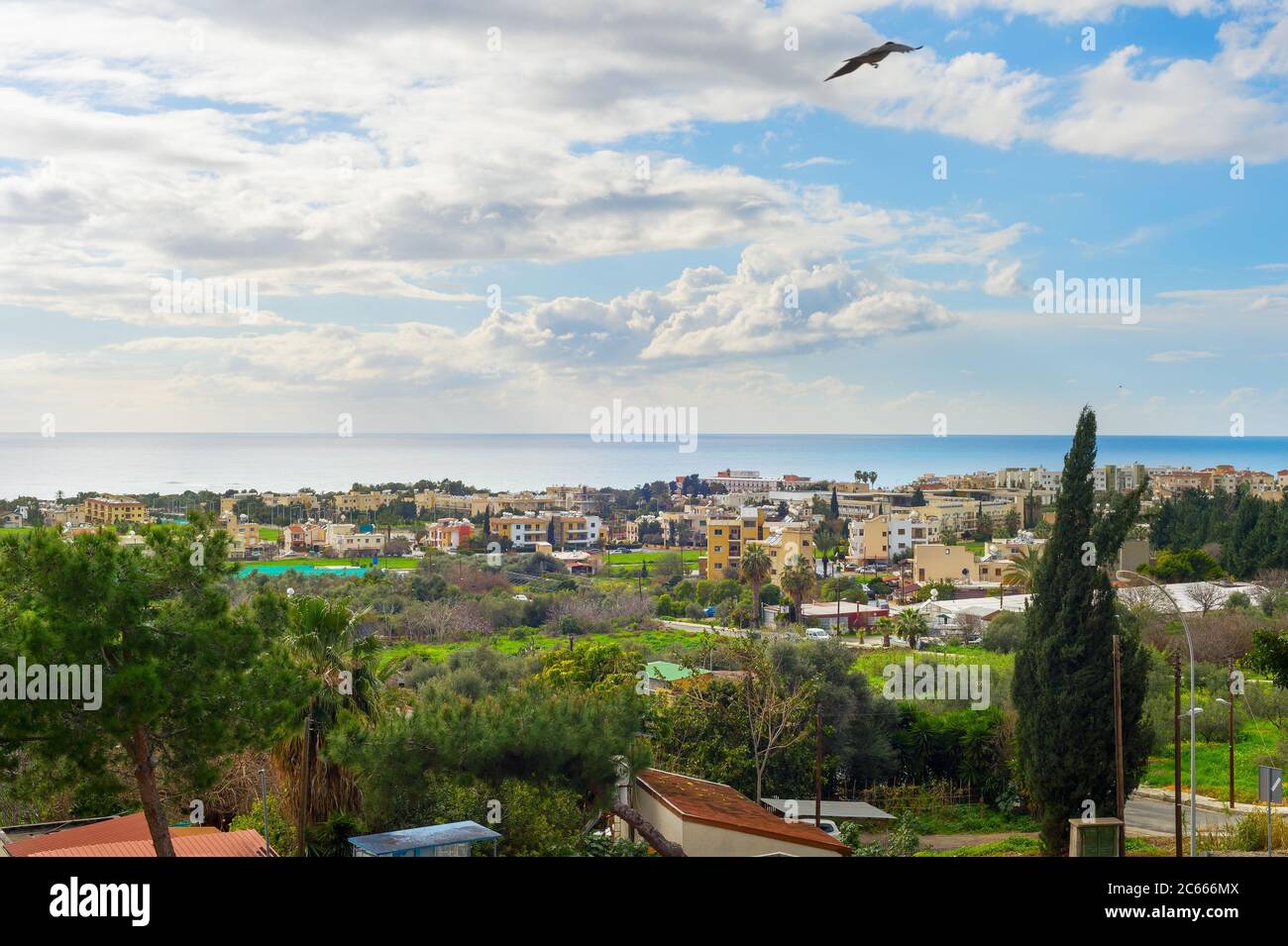 Skyline di Paphos con uccelli che volano nel cielo, Cipro Foto Stock