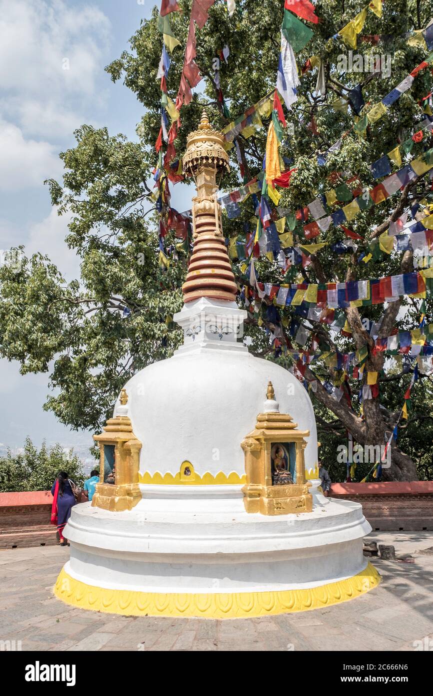 Piccoli stupide e bandiere colorate di preghiera nel complesso del tempio di Swayambhunath vicino a Kathmandu in Nepal Foto Stock