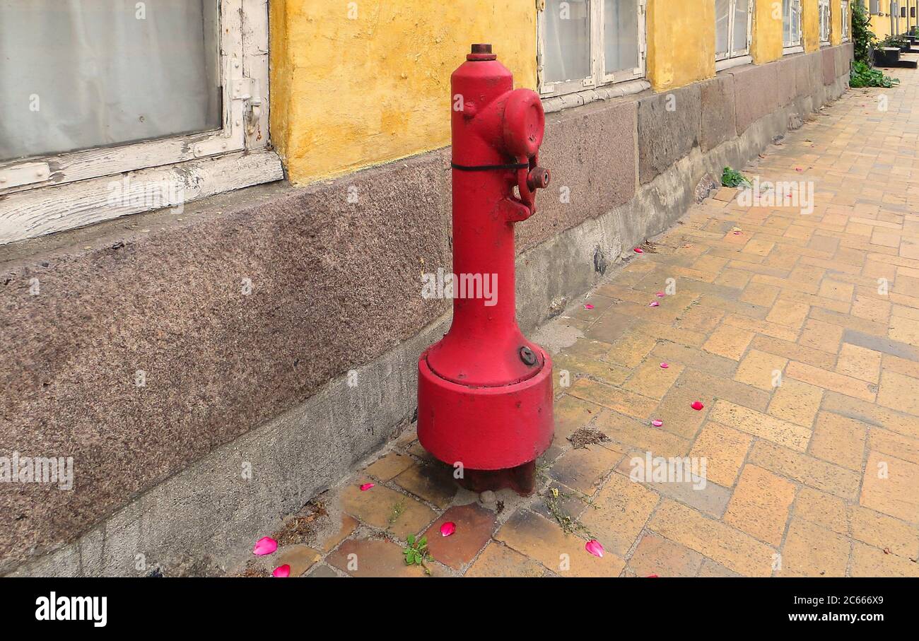 Vecchio idrante rosso in un vecchio vicolo con finestra Foto Stock