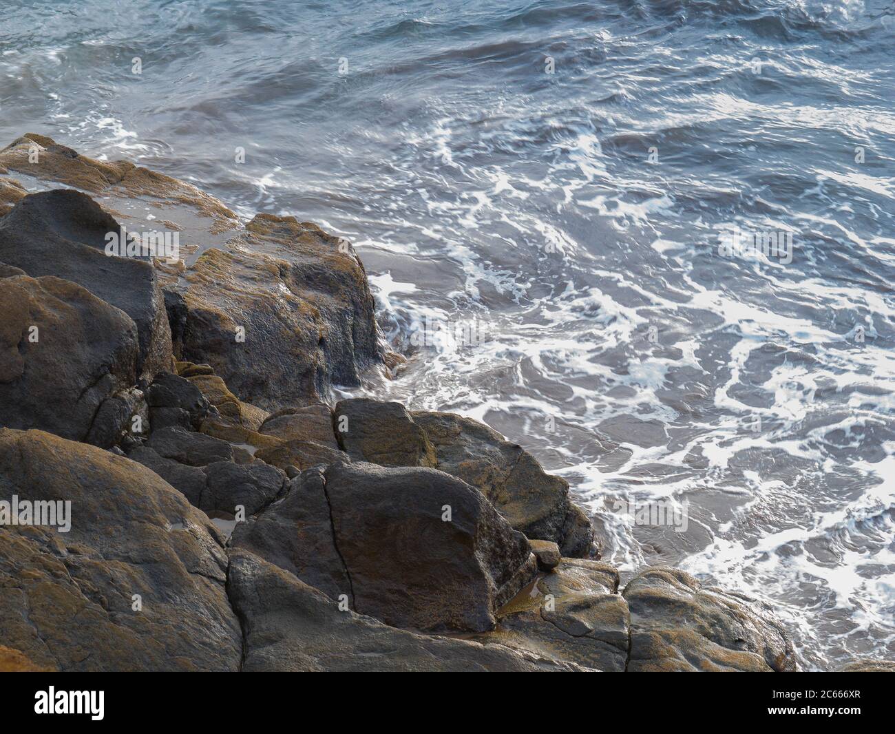 Formazione rocciosa lambita dal mare Foto Stock