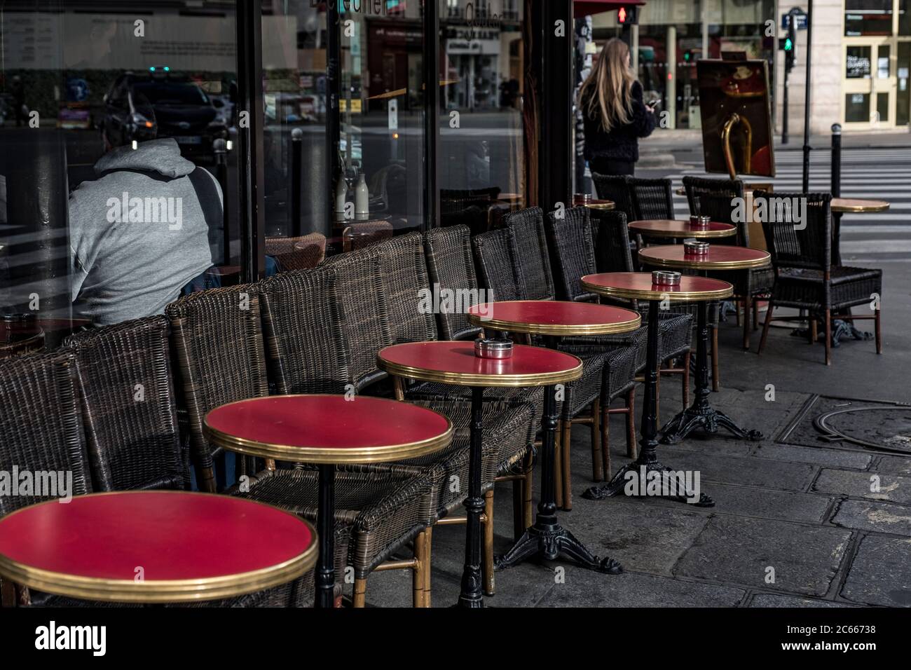 Tavoli da caffè di fronte a un bistrot a Parigi, Francia Foto Stock
