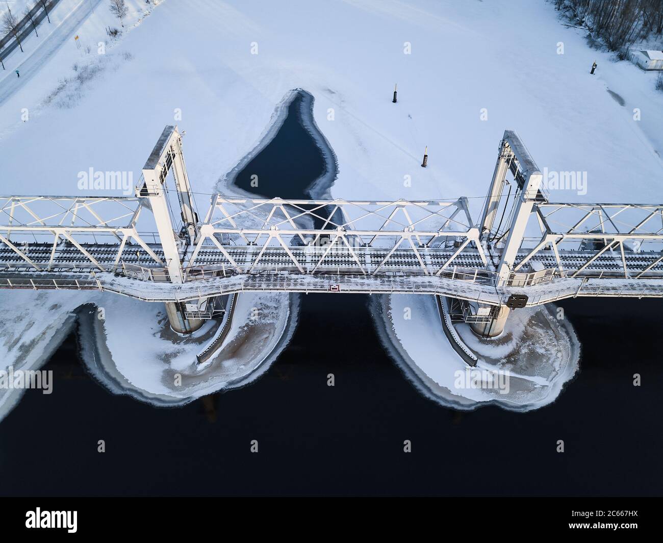 Vista aerea del ponte ferroviario sul fiume Pielisjoki a Joensuu, Finlandia. Foto Stock
