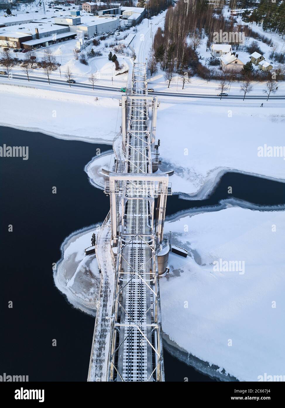Vista aerea del ponte ferroviario sul fiume Pielisjoki a Joensuu, Finlandia. Foto Stock