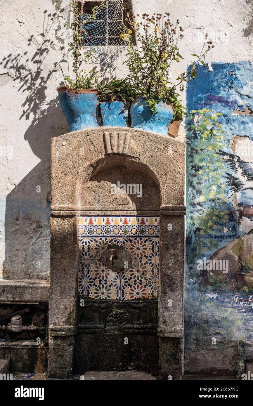 Bella fontana decorata nella città vecchia di Essaouira Foto Stock