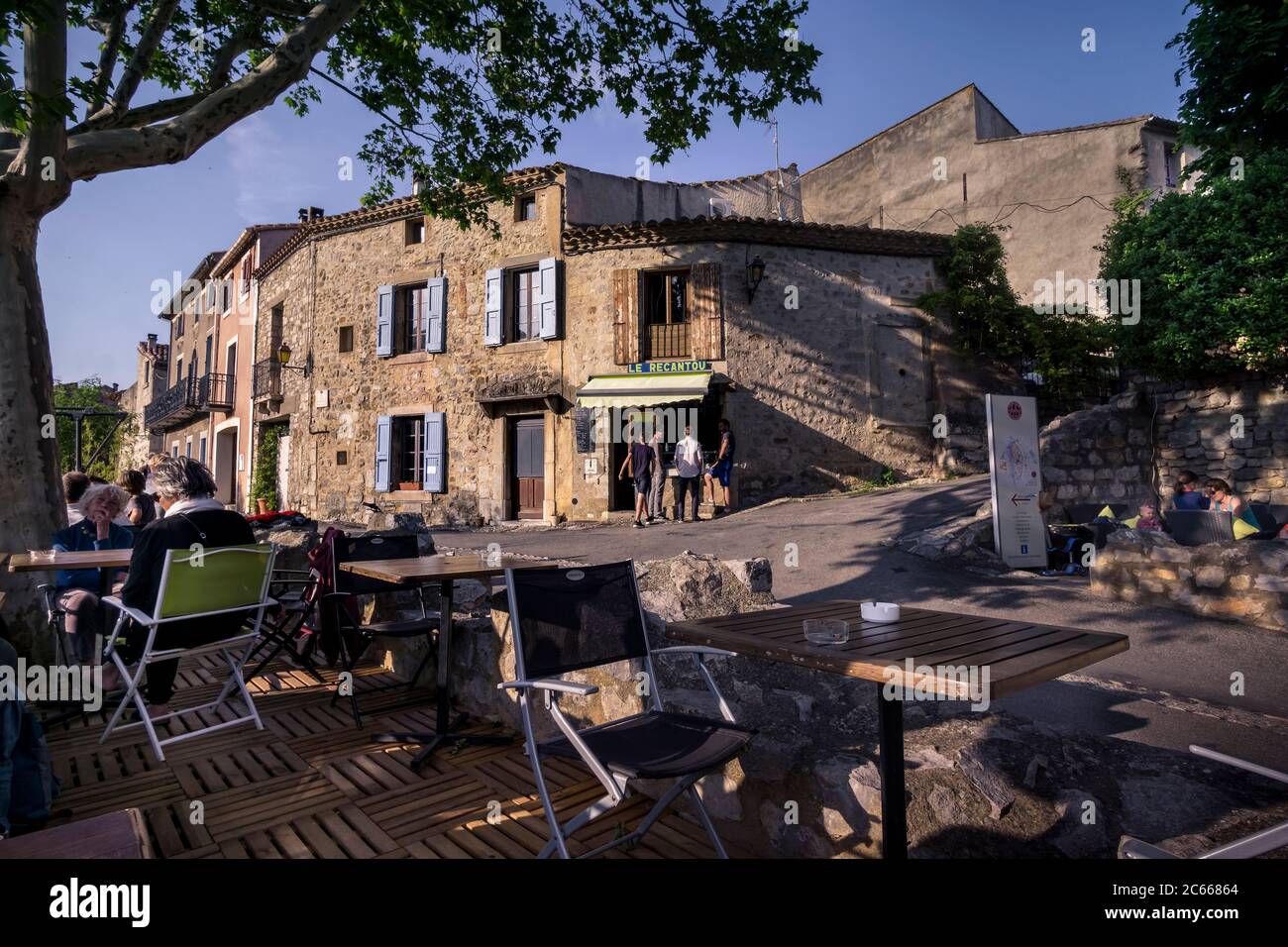 Cafe a Lagrasse in primavera, il luogo è classificato come uno dei Plus beaux Villages de France, Foto Stock