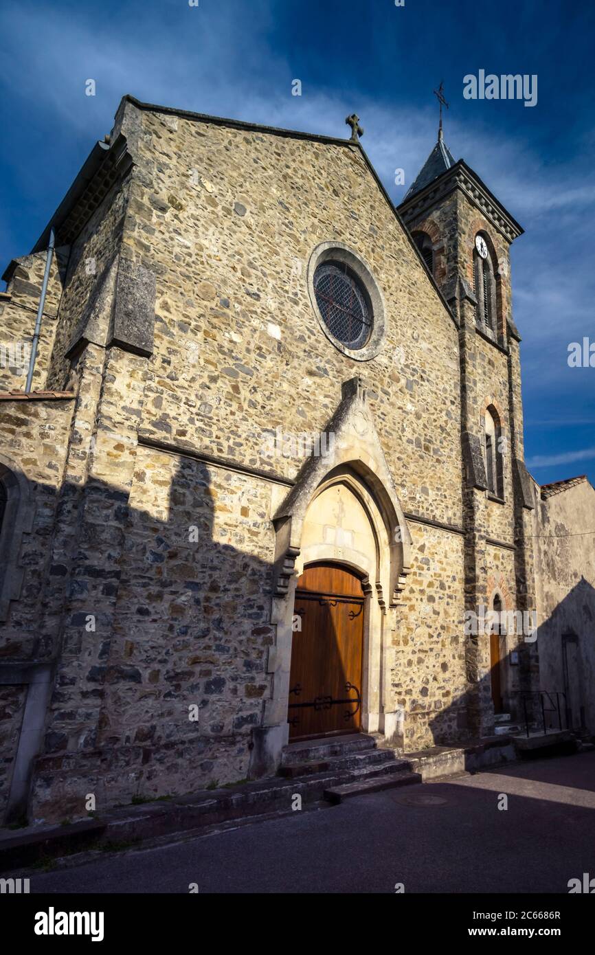 Chiesa di San Pietro e Paolo a Serviès en Val, completamente ricostruita nel 1878, Foto Stock