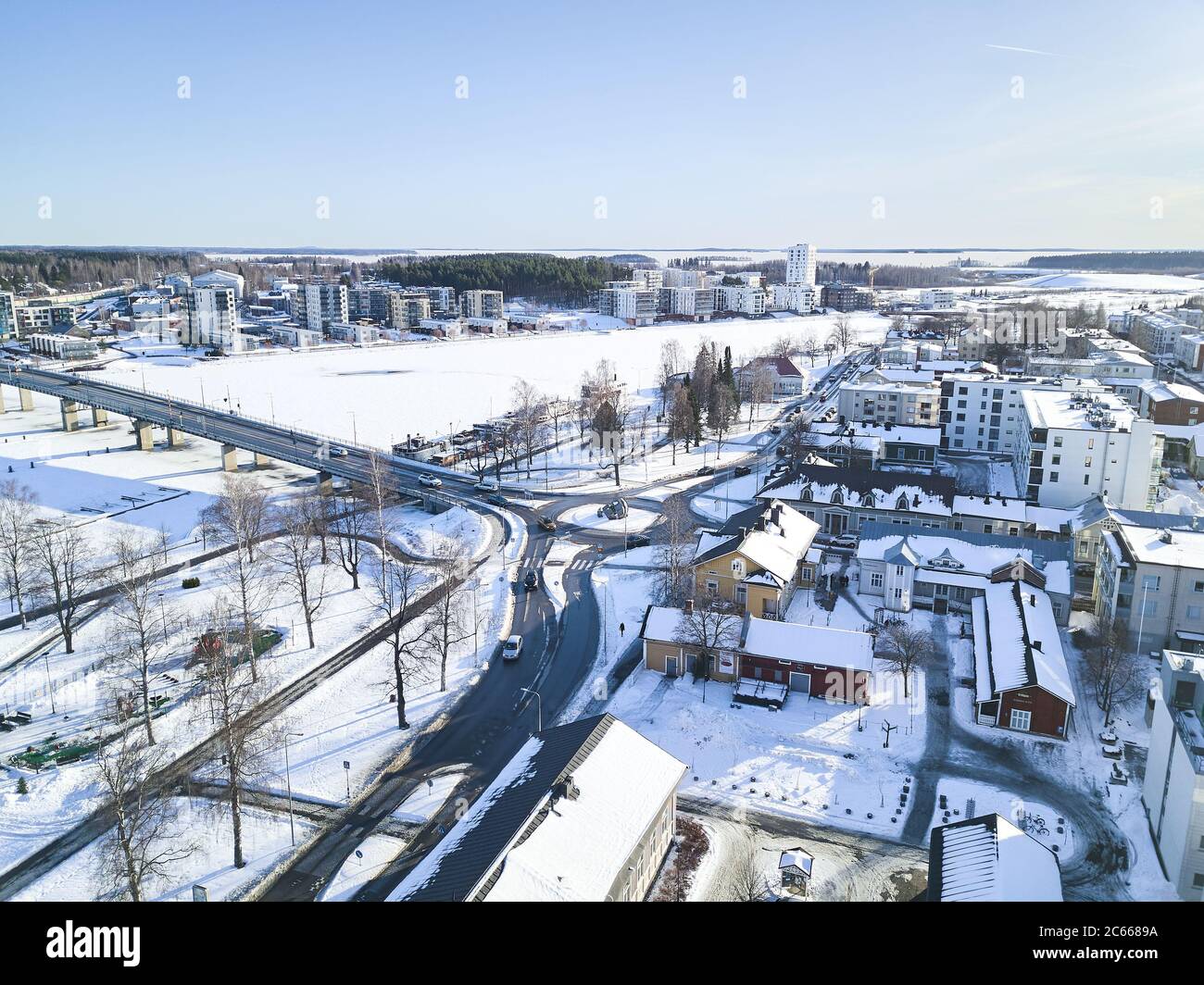 Vista aerea di Joensuu, Pielisjoki fiume in sole giornata invernale. Foto Stock