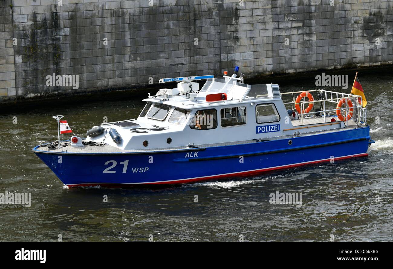 WSP 21 Barca di polizia della polizia dell'acqua Berlino sulla Sprea, Spreebogen, Berlino, Germania Foto Stock
