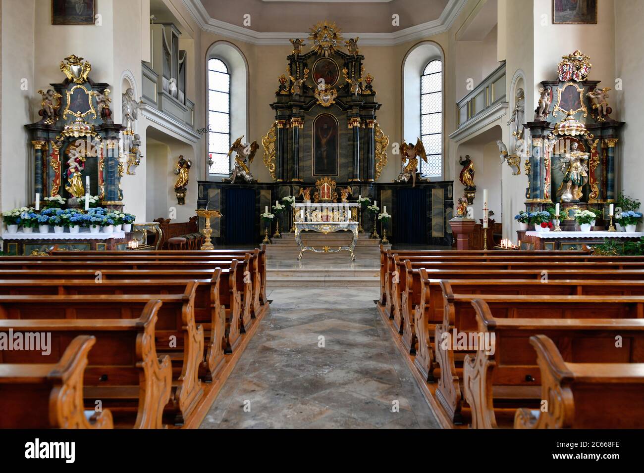 Chiesa cattolica Sankt Pankratius, vista dalla navata centrale all'altare maggiore, due altari laterali, Schwetzingen, Palatinato elettorale, Baden-Wuerttemberg, Germania Foto Stock