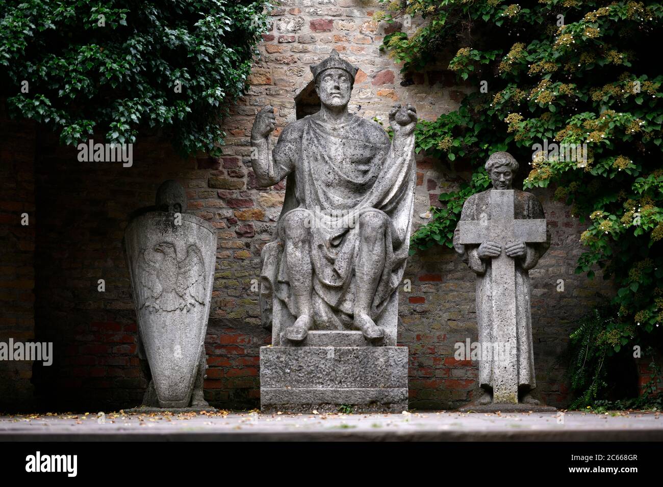 Statua degli imperatori Franconiani-Saliani, l'imperatore Heinrich III di fronte alla Cattedrale di Speyer, la Cattedrale di Speyer, la Cattedrale Imperiale, il Sito Patrimonio dell'Umanità dell'UNESCO, Renania-Palatinato, Germania Foto Stock