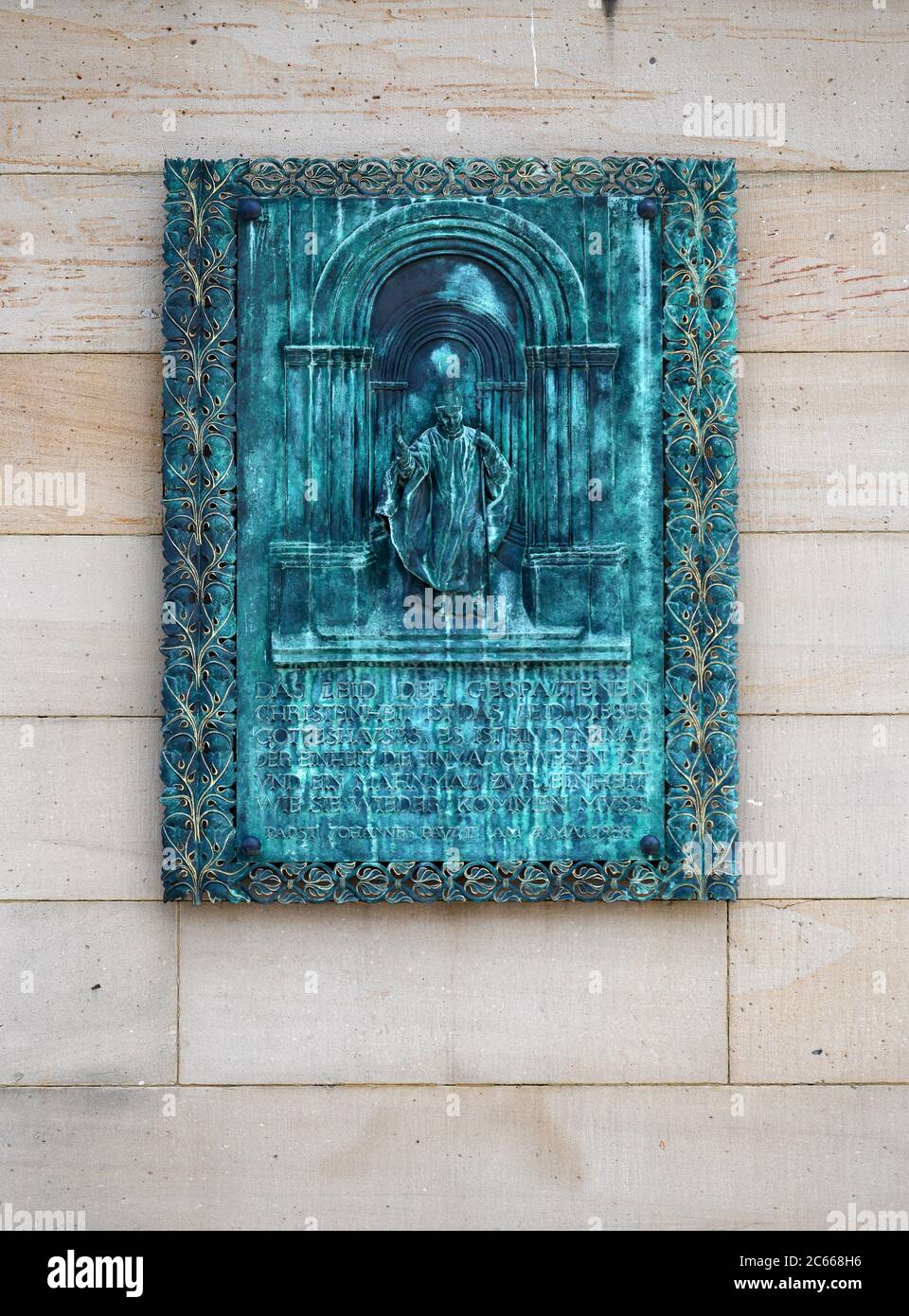 Targa a Westwerk, facciata ovest, Cattedrale di Speyer, Cattedrale di Speyer, Cattedrale Imperiale, Sito Patrimonio dell'Umanità dell'UNESCO, Renania-Palatinato, Germania Foto Stock