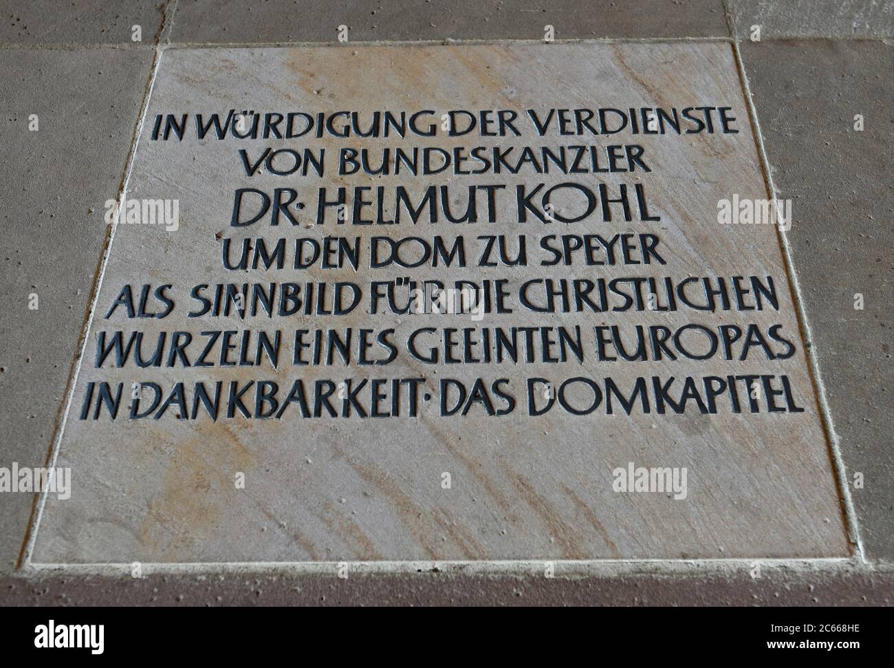 Lapide commemorativa in onore del Cancelliere federale Dr. Helmut Kohl, CDU, la Cattedrale di Speyer, la Cattedrale Imperiale, Patrimonio dell'Umanità dell'UNESCO, Renania-Palatinato, Germania Foto Stock