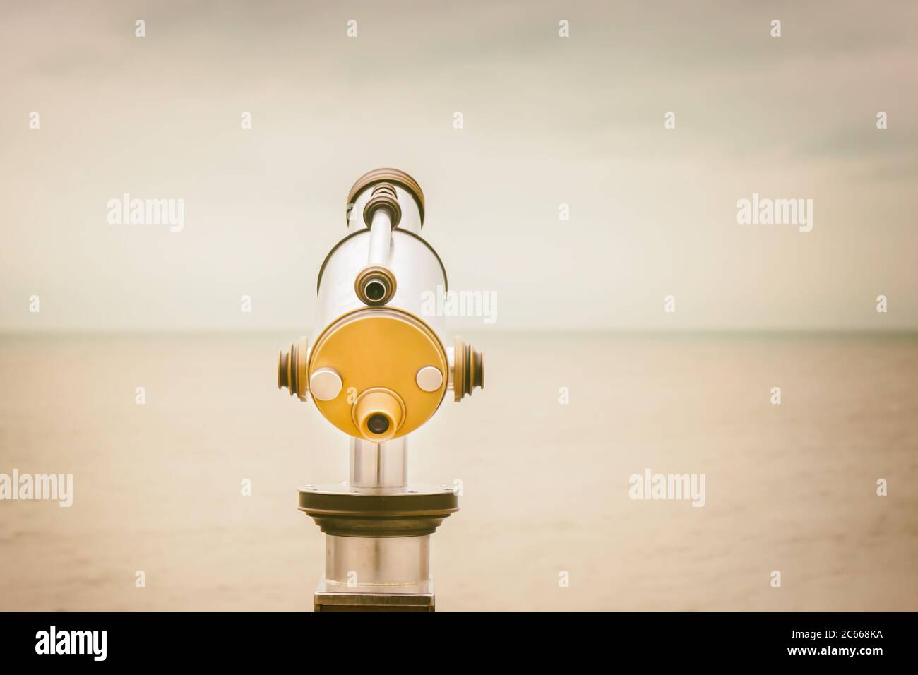 Immagine in stile retrò di un binocolo da spiaggia davanti al Mare del Nord a Scheveningen, Paesi Bassi Foto Stock