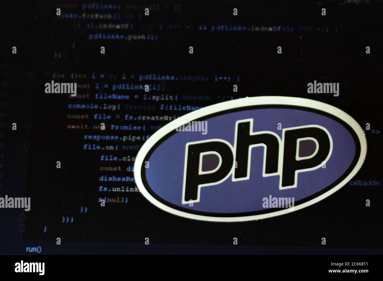 Mosca, Russia - 1 Giugno 2020: Firma del logo PHP con codice programma su sfondo Editoriale illustrativo Foto Stock