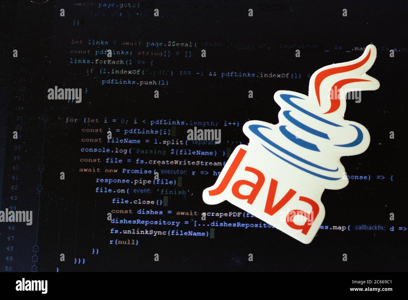 Mosca, Russia - 1 giugno 2020: Logo Java con codice programma su sfondo Editoriale illustrativo Foto Stock