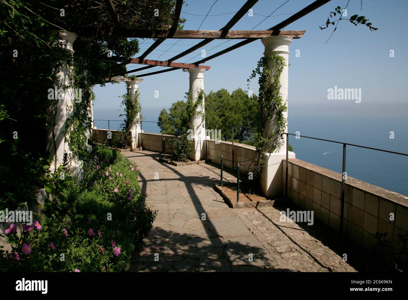 Italia, Villa San Michele, Capri, passeggiata colonna che domina il mare Foto Stock
