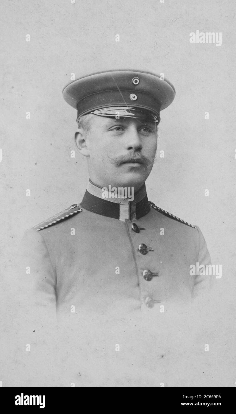 Uomo in uniforme con cappello, 1890, Berlino, Germania / Mann in uniforme mit Mütze, 1890, Berlino, Germania, Historisch, storico, digitale riproduzione migliorata di un originale del 19 ° secolo / digitale Reproduktion einer Originalvollage aus dem 19. Jahrhundert, carte de visite, un tipo di piccola fotografia che è stata brevettata nel 1854, ogni fotografia era la dimensione di una scheda di visita, e tali schede di fotografia sono stati comunemente scambiati tra amici e visitatori nel 1860 / Visitformat, carte de Visite, auf Karton fixierte Fotografie im Format ab ca. 6 × 9 cm, ca. 1860 wurde die carte de VI Foto Stock