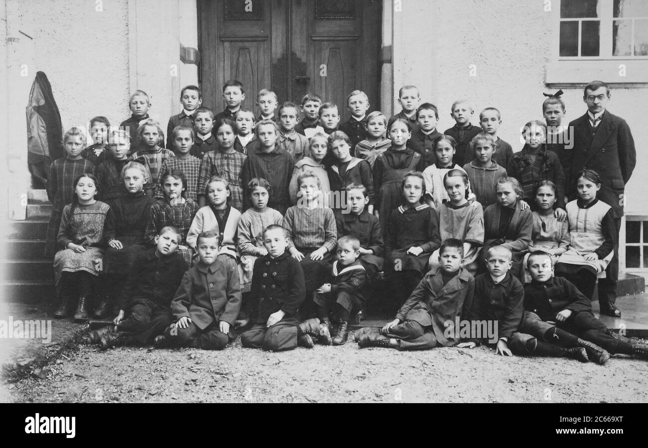 Foto di classe di una classe scolastica dalla Baviera, nel 1910, Germania / Klassenfoto einer Schulklasse aus Bayern, 1910, Deutschland, Historisch, storico, digitale riproduzione migliorata di un originale del 19 ° secolo / digitale Reproduktion einer Originalvollage aus dem 19. Jahrhundert Foto Stock