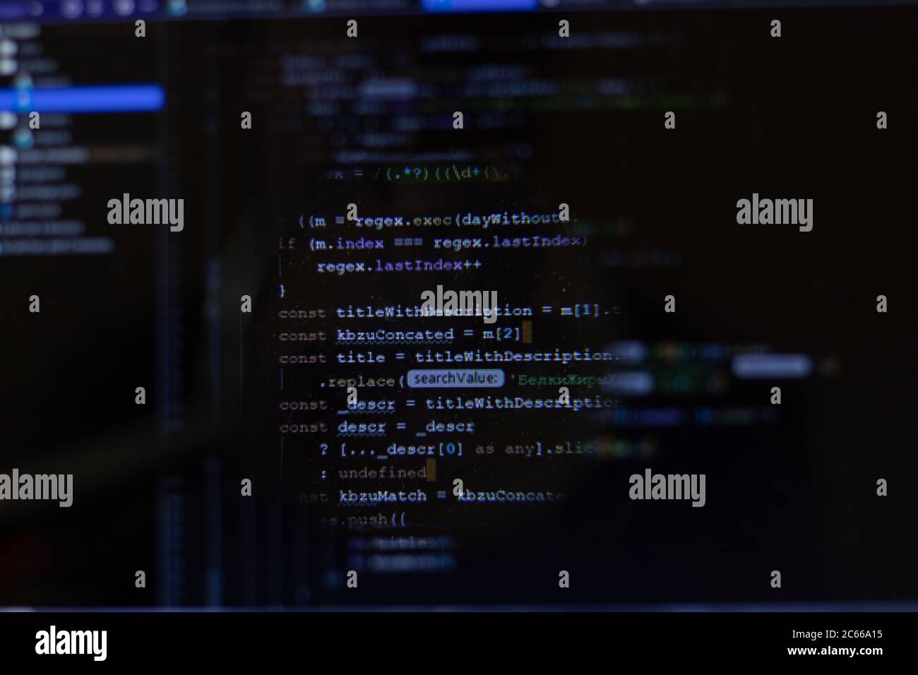 Codice di programmazione sviluppatore software. Script di programma su schermo nero. Messa a fuoco selettiva. Concetto DI lavoro IT Foto Stock