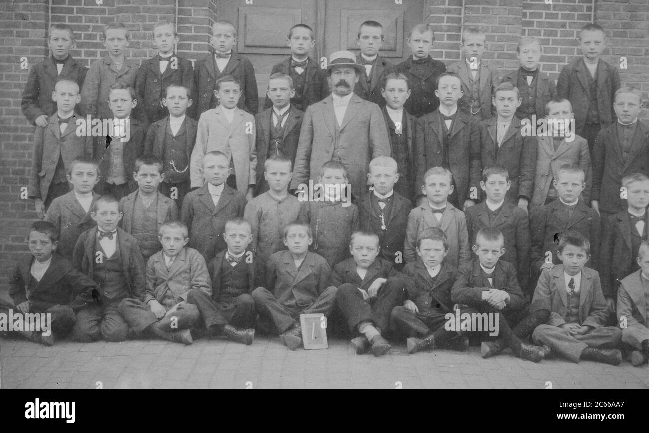 Foto di classe di una scuola per ragazzi, iscrizione, 1901, Germania / Klassenfoto einer Knabenschule, Einschulung, 1901, Deutschland, Historisch, storico, digitale riproduzione migliorata di un originale del 19 ° secolo / digitale Reproduktion einer Originalvollage aus dem 19. Jahrhundert Foto Stock