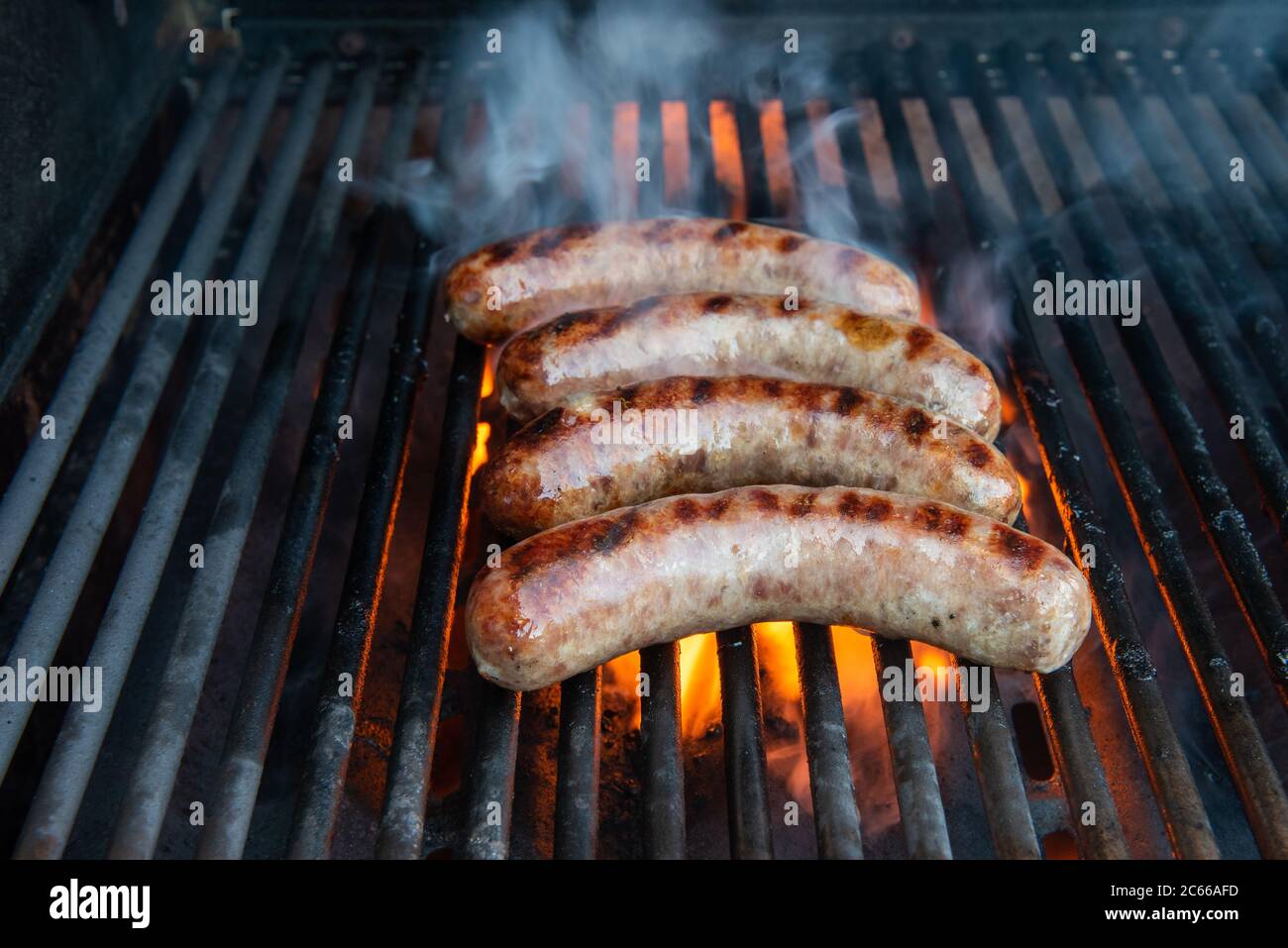 I crostini vengono cucinati su una griglia con fiamma e fumo. Foto Stock