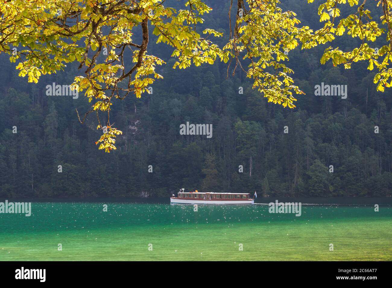 Nave con vista sulla Königssee dalla penisola di Hirschau, Schönau, Berchtesgadener Land, alta Baviera, Baviera, Germania meridionale, Germania, Europa Foto Stock