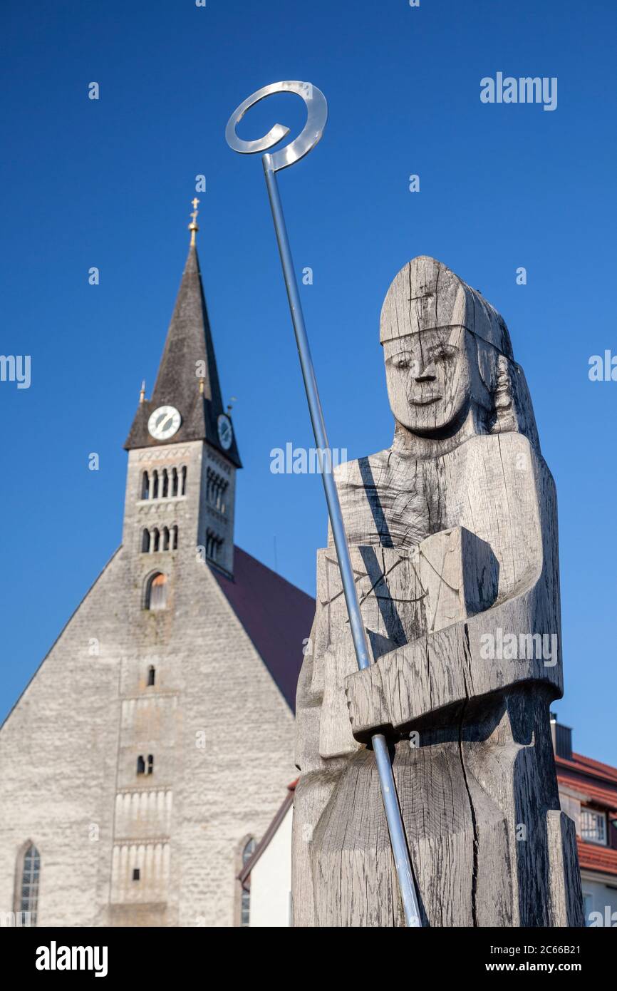 San Rupertus di Friedrich Koller di fronte alla parrocchia gotica e la chiesa collegiata dell'Assunzione a Laufen an der Salzach, Rupertiwinkel, Berchtesgadener Land, alta Baviera, Baviera, Germania meridionale, Germania, Europa Foto Stock