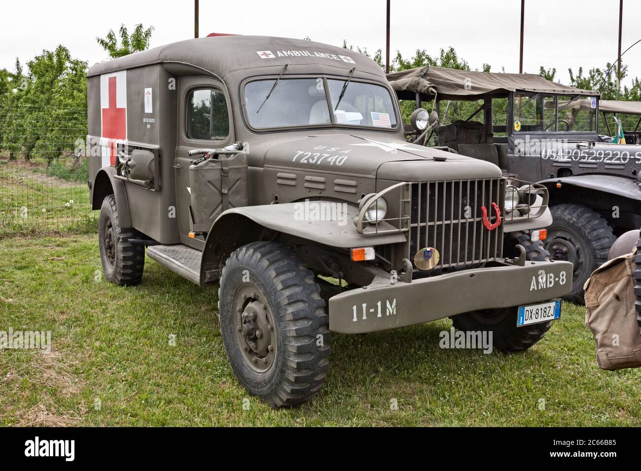 Classic Dodge WC-54 ambulanza utilizzato durante la seconda guerra mondiale in riunione di veicoli militari la colonna di Liberazione a Zello di Imola, BO, Italia Foto Stock