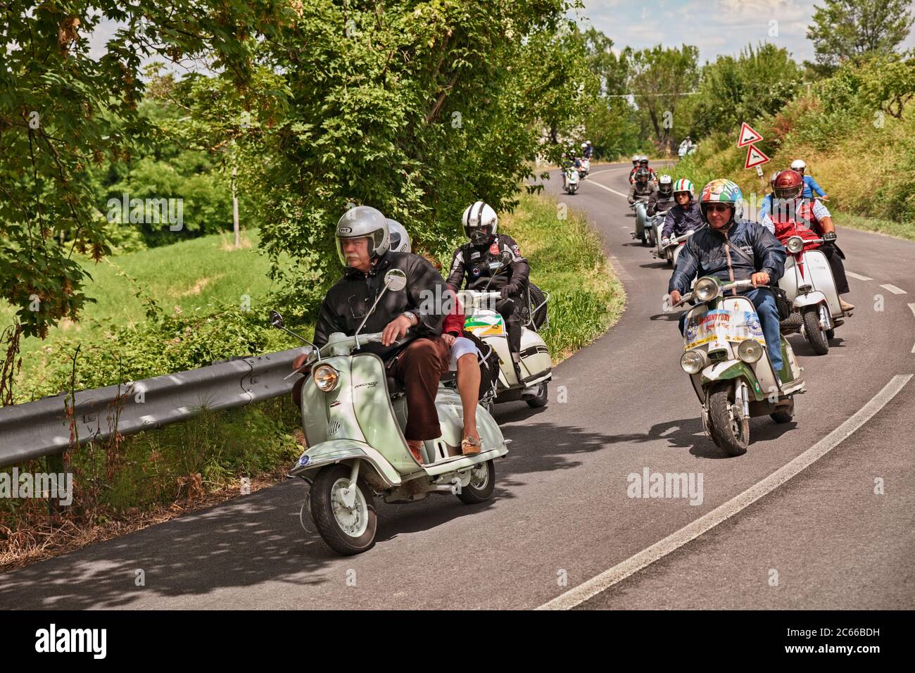 Gruppo di biker che cavalcano scooters italiani d'epoca in rally Innocenti giorno del Lambretta club Umbria, il 14 giugno 2014 a Meldola (FC) Italia Foto Stock