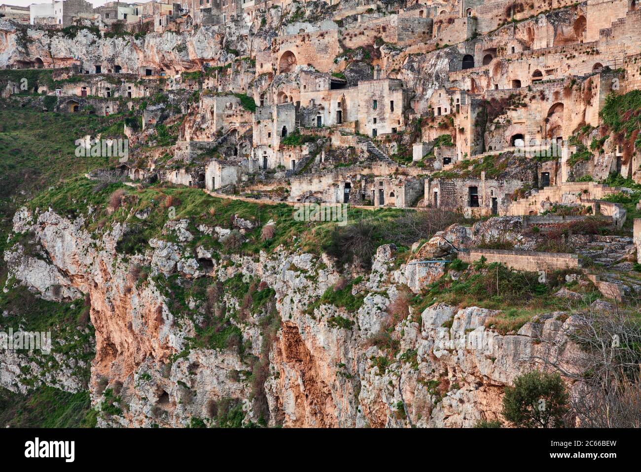Matera, Basilicata, Italia: Paesaggio del centro storico chiamato Sassi con le antiche case scavate nella roccia tufacea sopra il burrone profondo Foto Stock