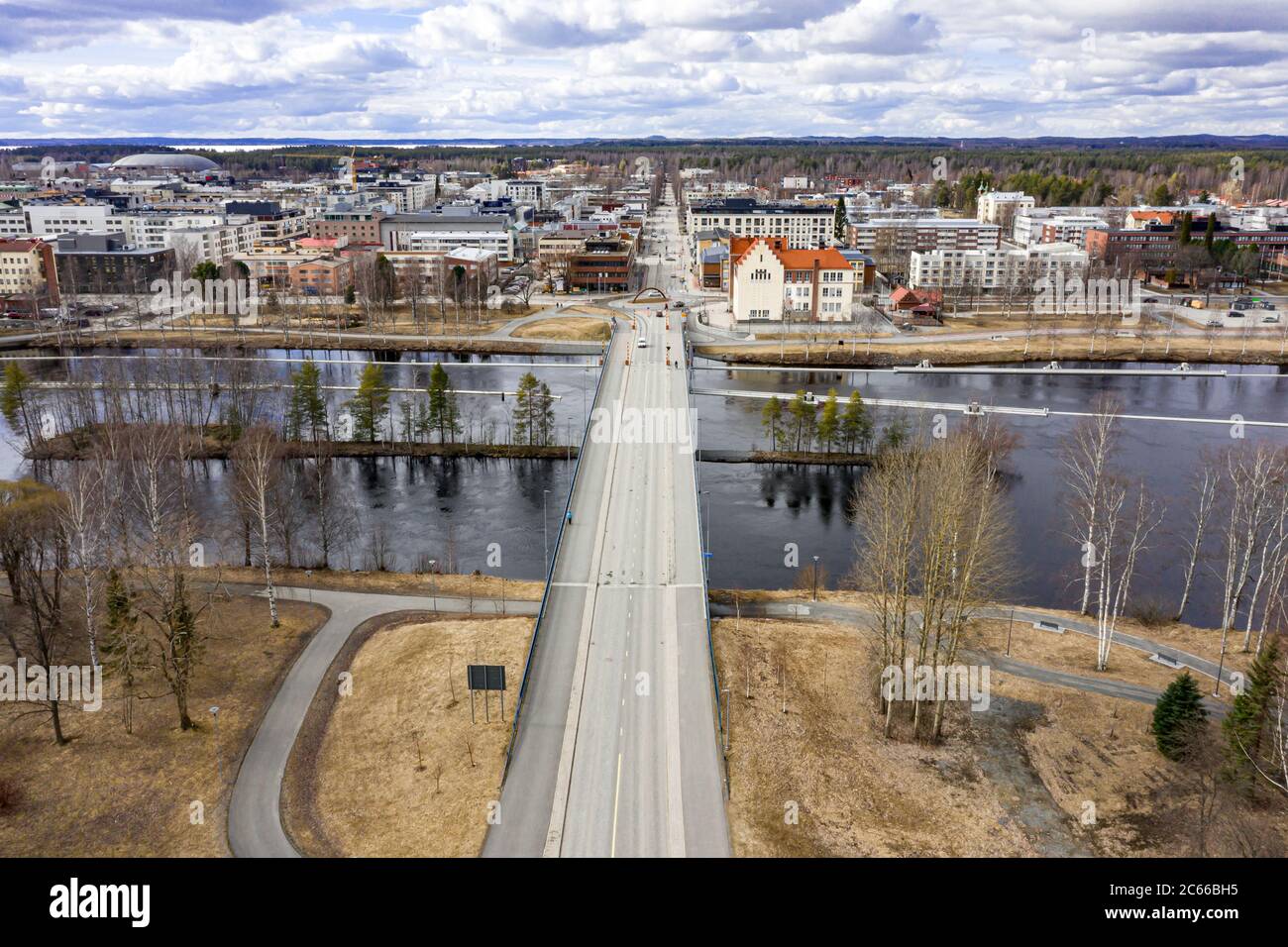 Sirkkala Bridge sul fiume Pielisjoki. Paesaggio urbano di primavera. Veduta aerea di Joensuu, Finlandia. Foto Stock