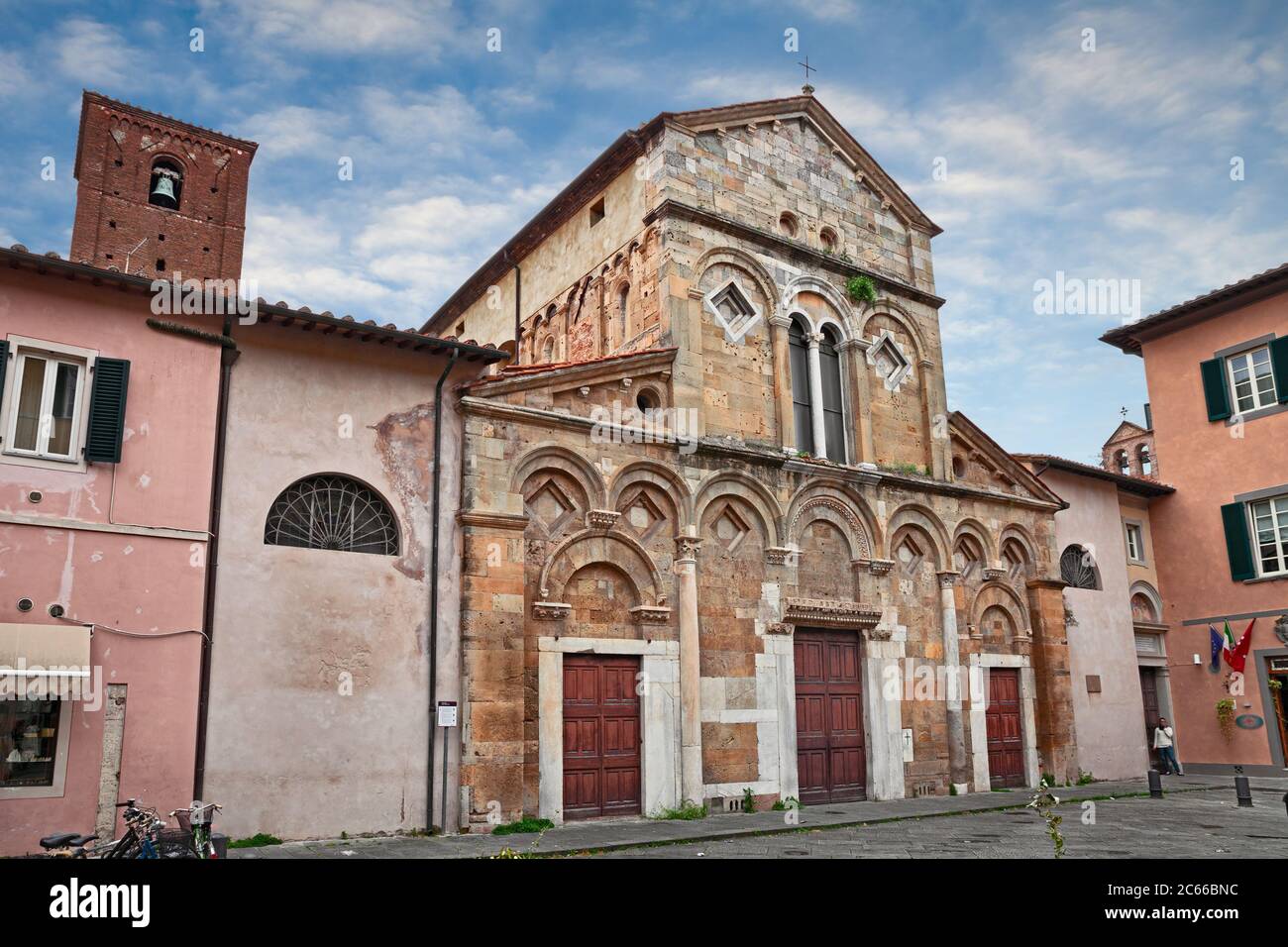 Pisa, Toscana, Italia: L'antica chiesa cattolica di San Frediano in stile romanico. Ora funziona come la chiesa dell'Università di Pisa Foto Stock
