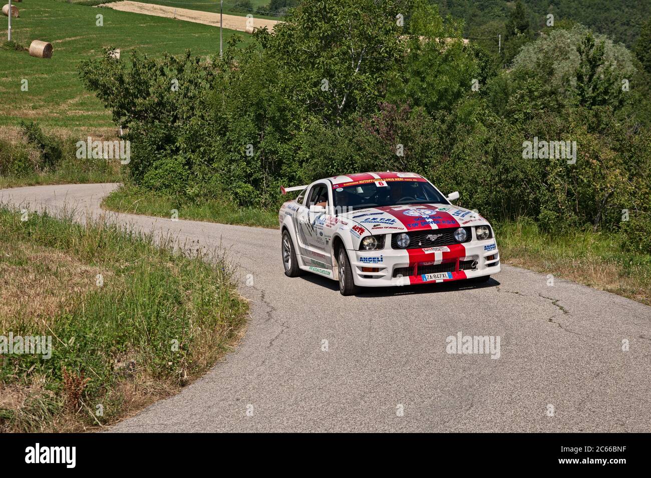 Auto da corsa Ford Mustang in viaggio sulle colline durante il rally colline di Romagna il 3 luglio 2016 a Tredozio, FC, Italia Foto Stock