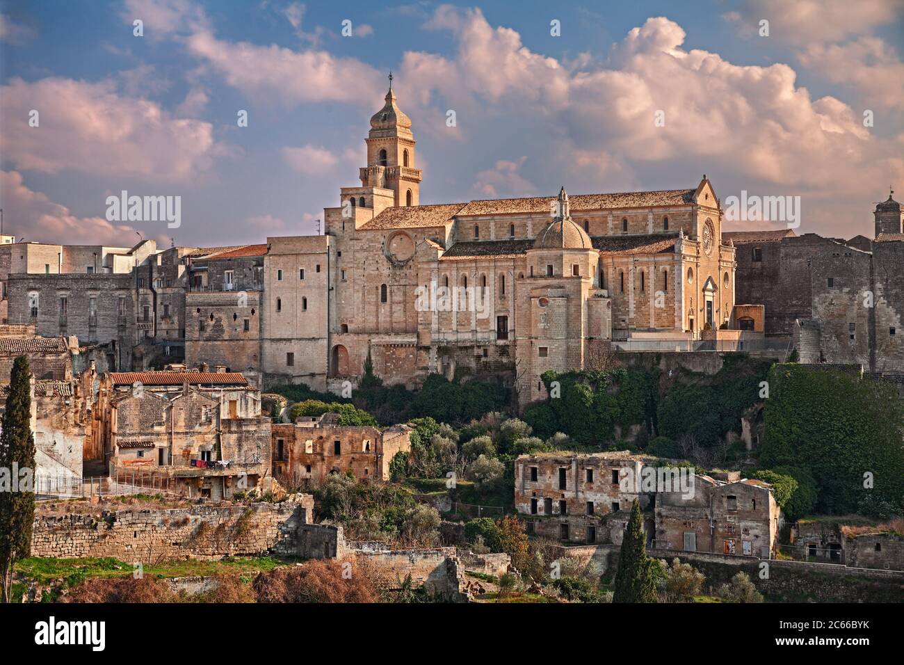 Gravina in Puglia, Bari, Italia: Paesaggio del centro storico con l'antica cattedrale di Santa Maria Assunta Foto Stock