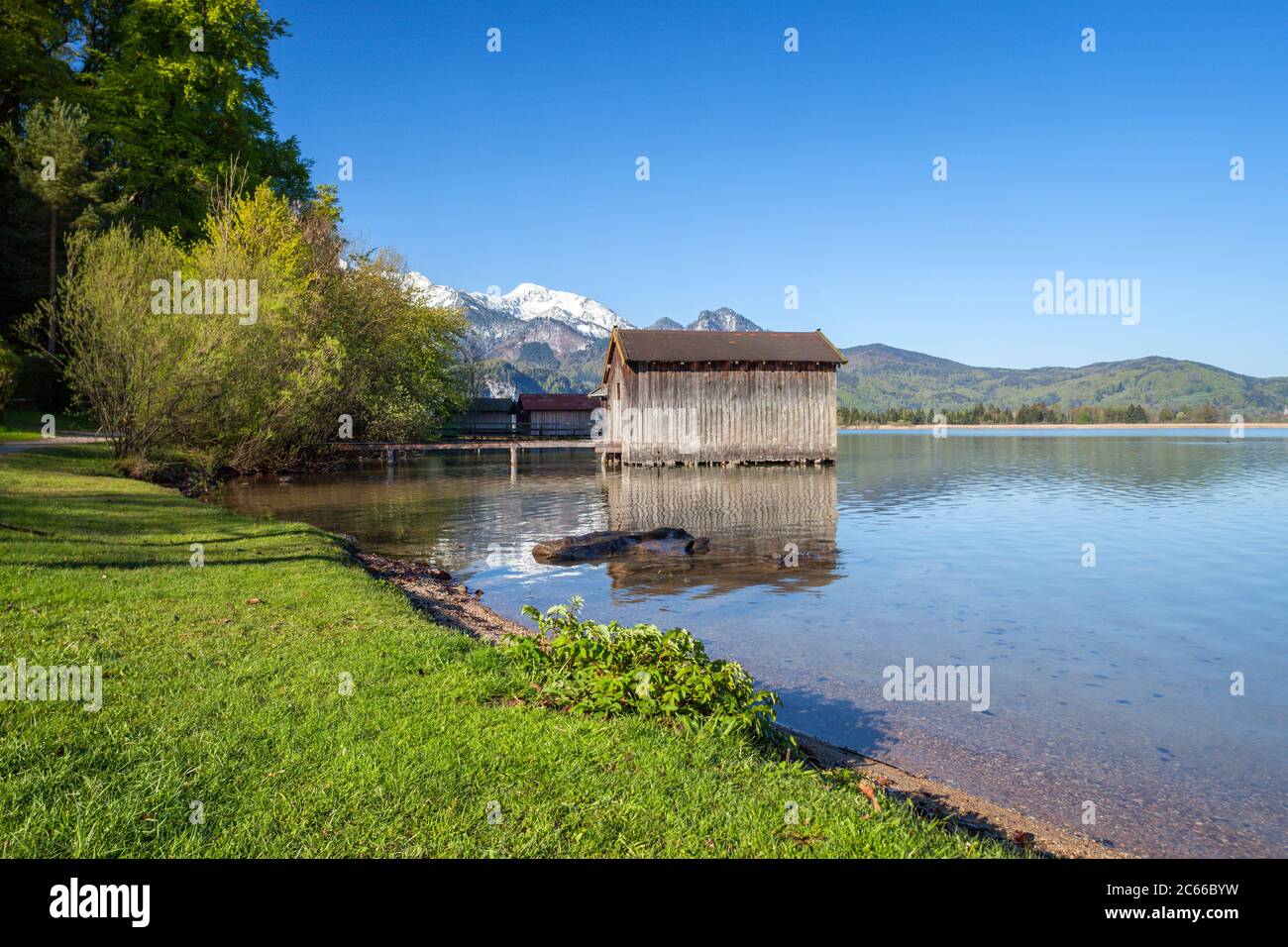 Le case di barche sul Kochelsee dietro l'Heimgarten, Kochel am See, Tölzer Land, alta Baviera, Baviera, Germania meridionale, Germania, Europa Foto Stock