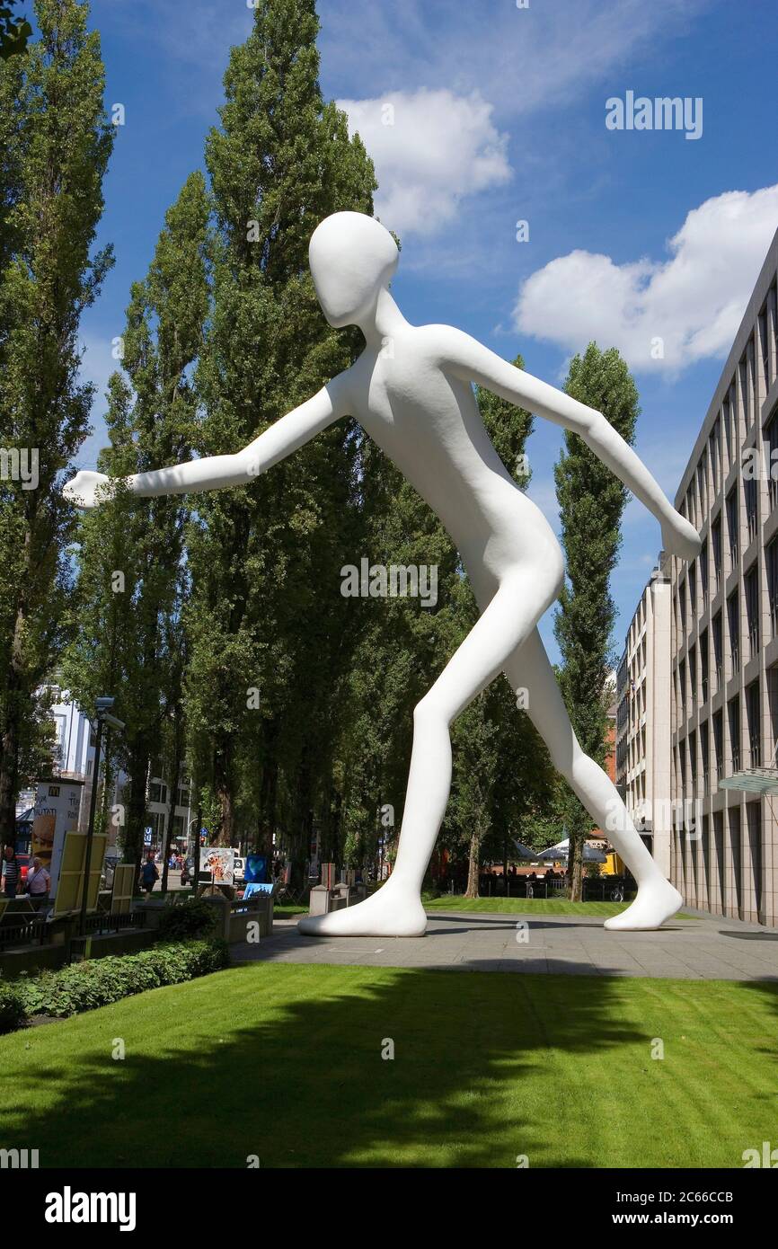 Monaco, scultura uomo a piedi progettata da Jonathan Borofsky, alta 17 metri, del peso di 16 tonnellate, all'ingresso del Monaco Re edificio dal 1995, Leopoldstraße, collezione d'arte della compagnia di riassicurazione di Monaco Foto Stock